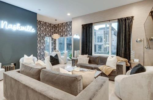 Buena Vista House | Luxury Townhouse + Rooftop Deck + 1 1 mi Downtown