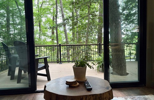 Greenwood House | Luxury Treehouse with Large Deck