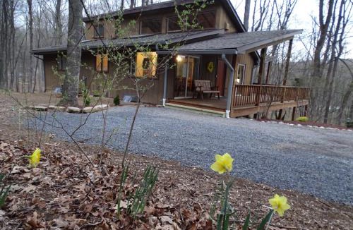 Berkeley Springs House | Ma-ple Haven -Wifi, Fireplace, Deck, Fire Pit, Family Friendly, Game Room, Pool Access