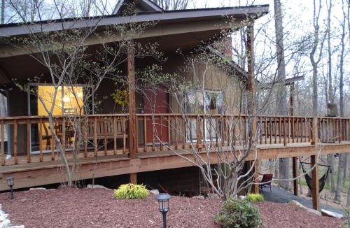 Berkeley Springs House | Ma-ple Haven -Wifi, Fireplace, Deck, Fire Pit, Family Friendly, Game Room, Pool Access