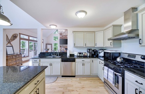 Lackawaxen House | Magnificent, luxurious perfect for large families in Masthope!