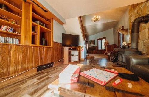 New Plymouth House | Majestic Home in Hocking wPool Jacuzzi Basketball