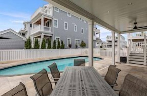 Avalon House | MAKE MEMORIES IN THIS NEWLY RENOVATED BEACH BLOCK HOME WITH HEATED POOL AND A ï¿½PEEKï¿½ OF THE ATLANTIC!