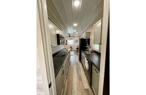 Carbon Hill House | Makenna-NEW tiny home with shared fishing pond