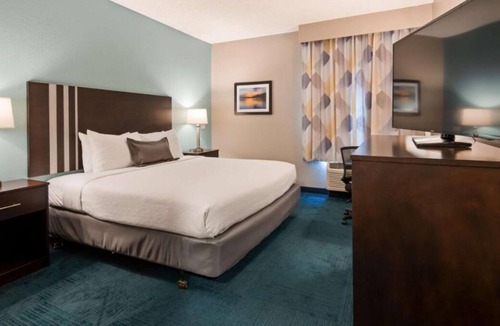 Blaine House | Making the Best Memories Along the Way! Free Breakfast, Pool, Free Parking