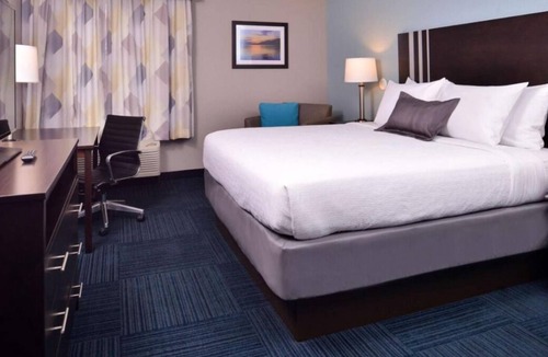 Blaine House | Making the Best Memories Along the Way! Free Breakfast, Pool, Free Parking