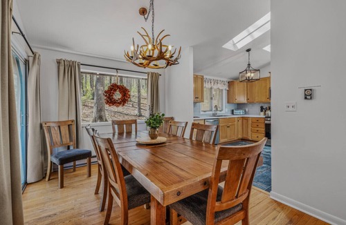 Berkeley Springs Cabin | Maple Haven-Escape room, treehouse loft, fire pit, pool access, game room, grill