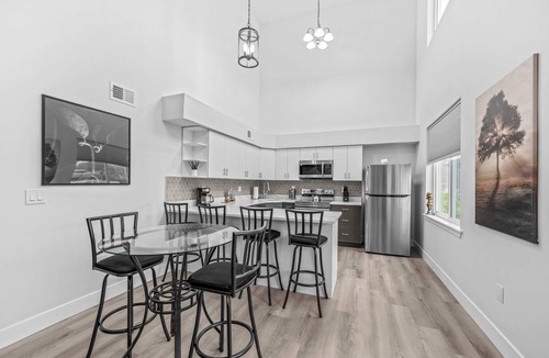 Center City Apartment | Massive 8 Bedroom Complex, 2 Garage Parking