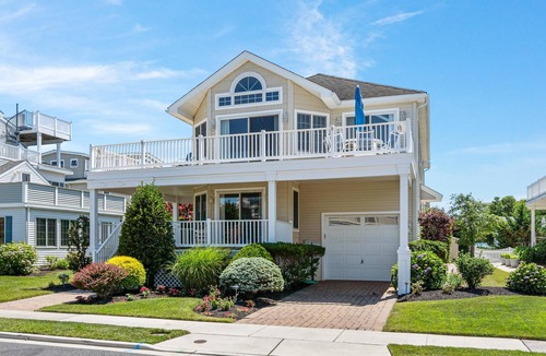 Avalon House | Master Suite with private deck full bath with jacuzzi tub, Large wrap around deck to dinner with the family. Beach path is on 48th Street to one of most desirable beach locations on the island.