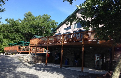 Lackawaxen Ski Chalet | Masthope-LOG CHALET-On Ski Mountain,near DelawareRiver/Pool/Lake-4Br/3B/sleeps12