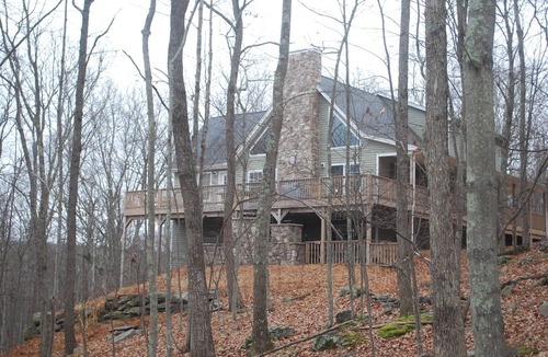 Lackawaxen Ski Chalet | Masthope Spacious 5 Bdrm chalet on cul de sac, wood burning Pizza Oven and Bar