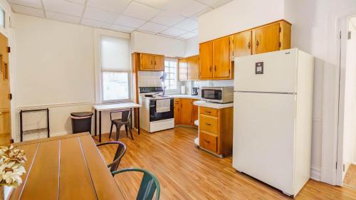Bloomfield Apartment | Mathilda Street Trio - The Lodge with King Bed