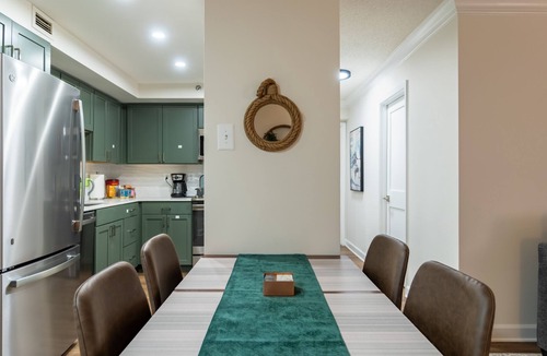 Pentagon City Condo | Mid Century Modern Deluxe 2BR Cozy King bed l GYM l Tranquil 5 min to DC/Mall/✈️