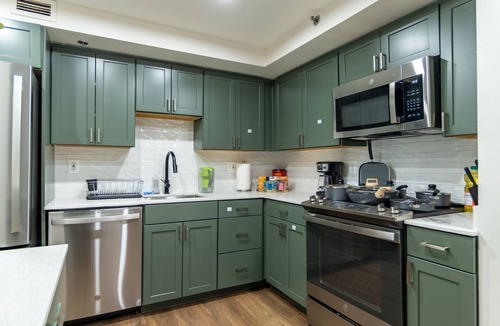 Pentagon City Condo | Mid Century Modern Deluxe 2BR Cozy King bed l GYM l Tranquil 5 min to DC/Mall/✈️