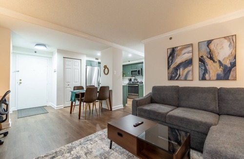 Pentagon City Condo | Mid Century Modern Deluxe 2BR Cozy King bed l GYM l Tranquil 5 min to DC/Mall/✈️