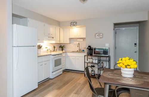 Kettering Apartment | Midcentury Modern 2br Comfort Near The Greene!