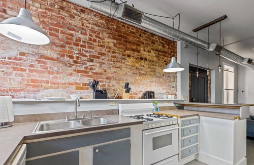 Clifton Heights Apartment | Midtown Apt Near Downtown&U of C - Hangout Unit 3