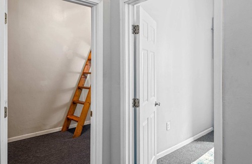 Clifton Heights Apartment | Midtown Apt Near Downtown&U of C- Hangout Unit 1&2