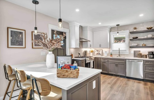 Detroit - Shoreway House | Mini Miracle: Murphy Bed, Sauna + Hot Tub, Pickle Ball, 2BR w/King Beds