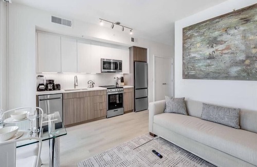 NoMa Hotel | Mins from Metro Red Line 1 BR Bal | Capitol Hill