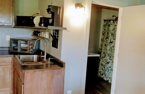 Westford Cabin | Minutes from Pymatuning, Cabin by the Pond