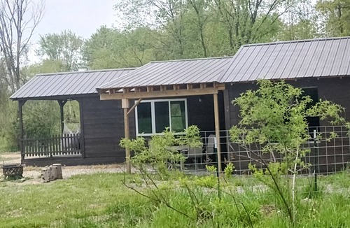 Westford Cabin | Minutes from Pymatuning, Cabin by the Pond