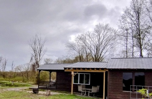 Westford Cabin | Minutes from Pymatuning, Cabin by the Pond