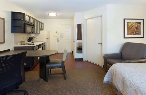 Horsham House | Minutes from Wings of Freedom Aviation Museum! Free Parking, Pets Allowed