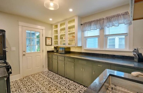 Johnson City House | Mobility-friendly 3 bed 3 bath near Binghamton University on quiet cul de sac