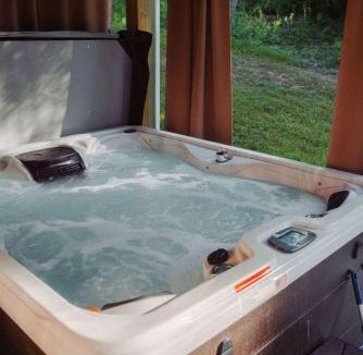 Rockbridge House | Modern 2 BD cabin with hot tub & Games & Central Loc