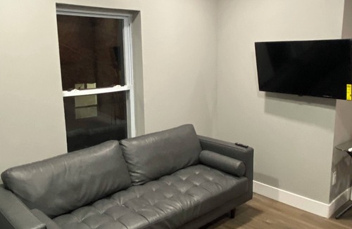 West Philadelphia Apartment | Modern 2-bedroom with WiFi, AC, Heat, near Philadelphia Zoo/Fairmount Park.