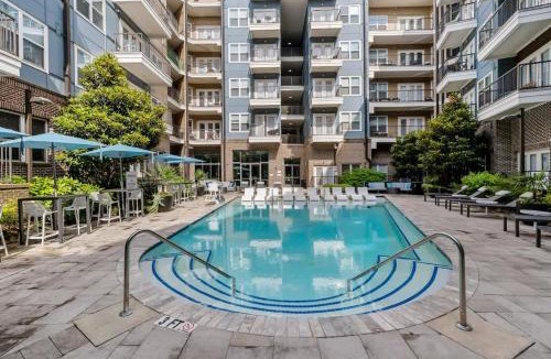 Cherry Apartment | Modern 2BD - 5 Min DT, Gym, Parking, W-D - Sleeps 12