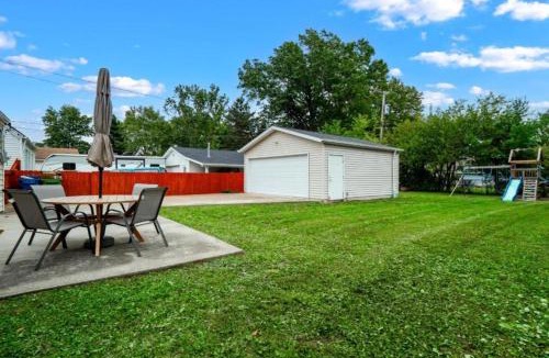 Parma Heights House | Modern 3Bed Home Near CLE With Private Backyard