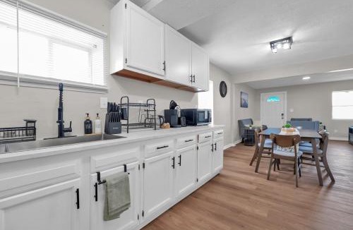 Hilltop House | Modern 3BR Near Downtown & Casino, Pet-friendly, Fast Wi-Fi, Laundry