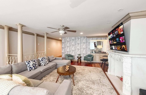 Southwark House | Modern 5BR Getaway | Gym & Hot Tub | Sleeps 24