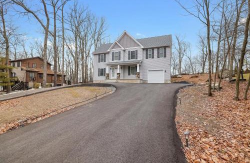 East Stroudsburg Villa | Modern 5BR, Kid-Friendly Home In Poconos with Pool Table