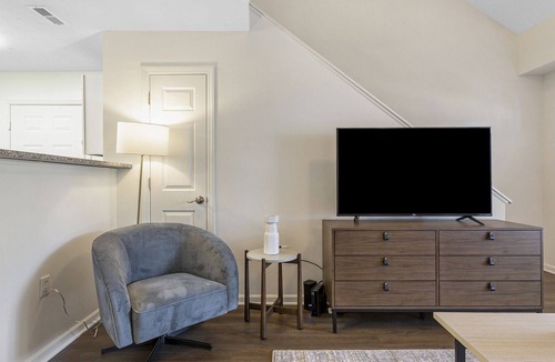 Avon Apartment | Modern Apartment in Prime Location (ID9530X84)