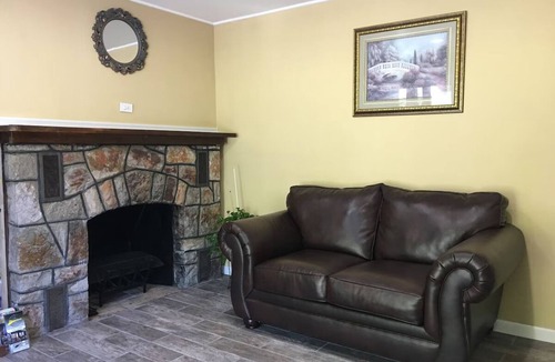 Milford House | Modern Comfort in 2 Doubles, Scottish Inns, Family Stay, Near Pocono Mountains