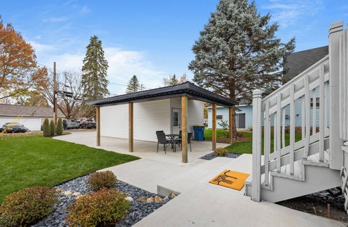 Auburn House | Modern Farmhouse in Charming Neighborhood Walking Distance to Downtown