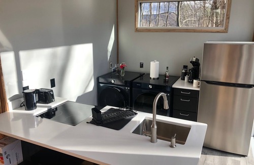 Fort Valley Cabin | Modern Glass Retreat in Fort Valley with WiFi, AC, EV charger