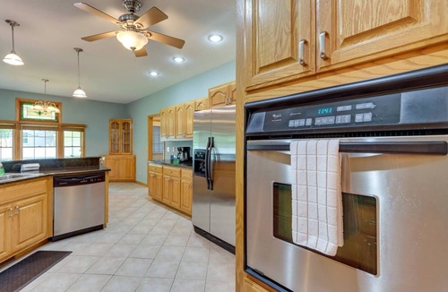 Murphy House | Modern Home in the Heart of Murphy, Hi-Tech Massage Chair, Jetted Tub, KING Bd!n