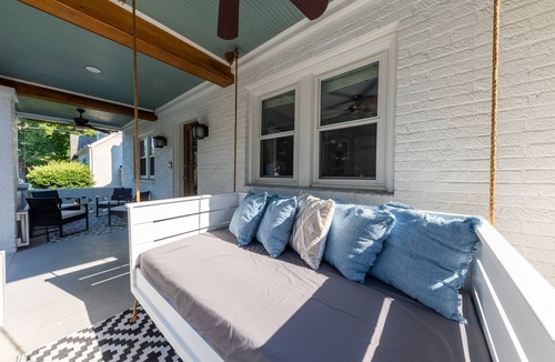 Eastwood House | Modern house—A perfect home away from home