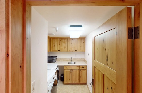Elkhorn Village House | Modern mountain penthouse close to hikes & skiing