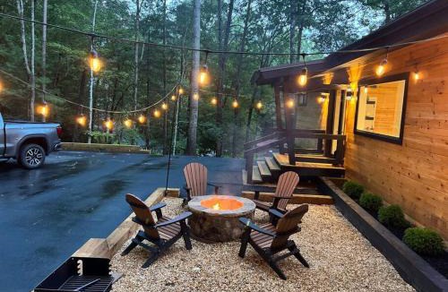 Sautee Nacoochee Ski Chalet | Modern Mountain Getaway with Hot Tub, Fire Pit