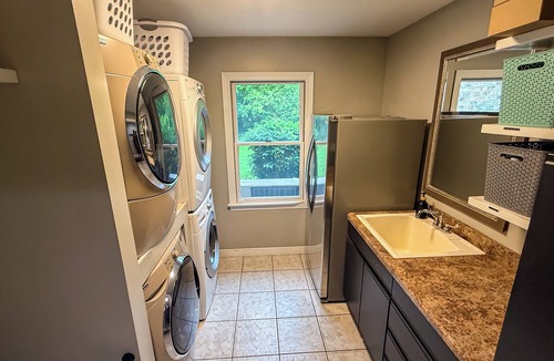 Hubbard House | Modern Ranch in Hubbard with arcade, game room, gym, sauna & MORE!