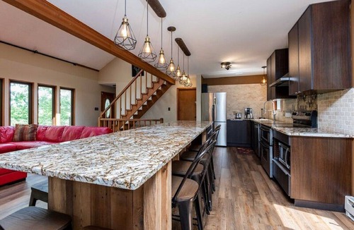 Bushkill House | Modern Rustic Lodge! 2 min. walk to Ski Slopes, 6 TVs, Linens, WiFi, A/C,FirePit