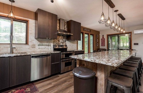 Bushkill House | Modern Rustic Lodge! 2 min. walk to Ski Slopes, 6 TVs, Linens, WiFi, A/C,FirePit