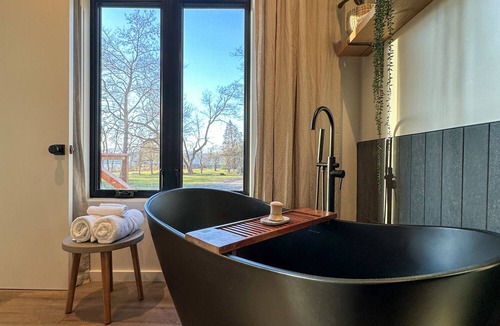 Milroy Cabin | Modern Tiny Home 24 w/Hot Tub!