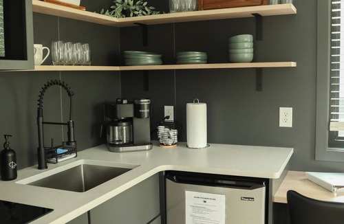 Milroy Cabin | Modern Tiny Home 26/With Hot Tub!