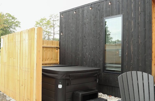 Milroy Cabin | Modern Tiny Home 29 w/Hot Tub!